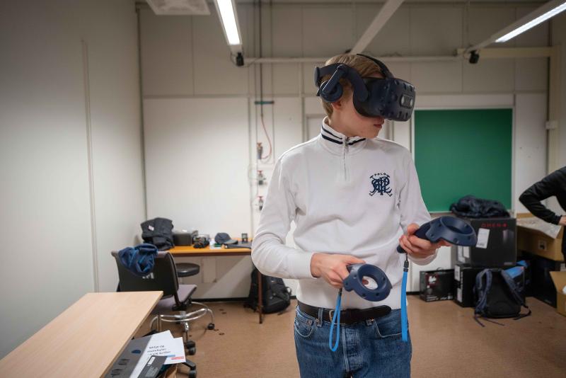 Elev frå Kongsbakken vidaregåande skule tester ut VR Laben